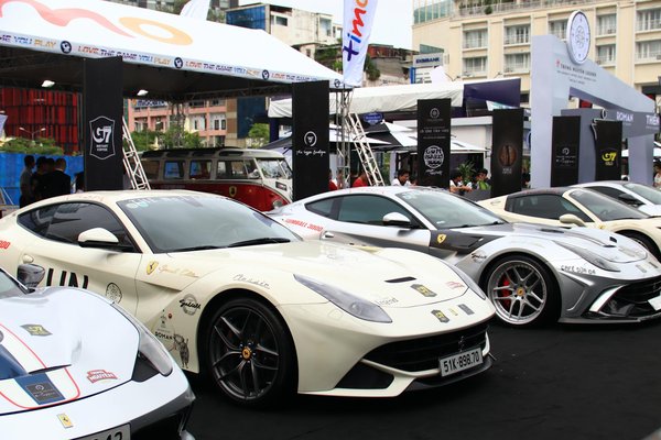 Mastering the Art of Combining Chunky Sneakers with Feminine Dresses for a Perfectly Balanced Style